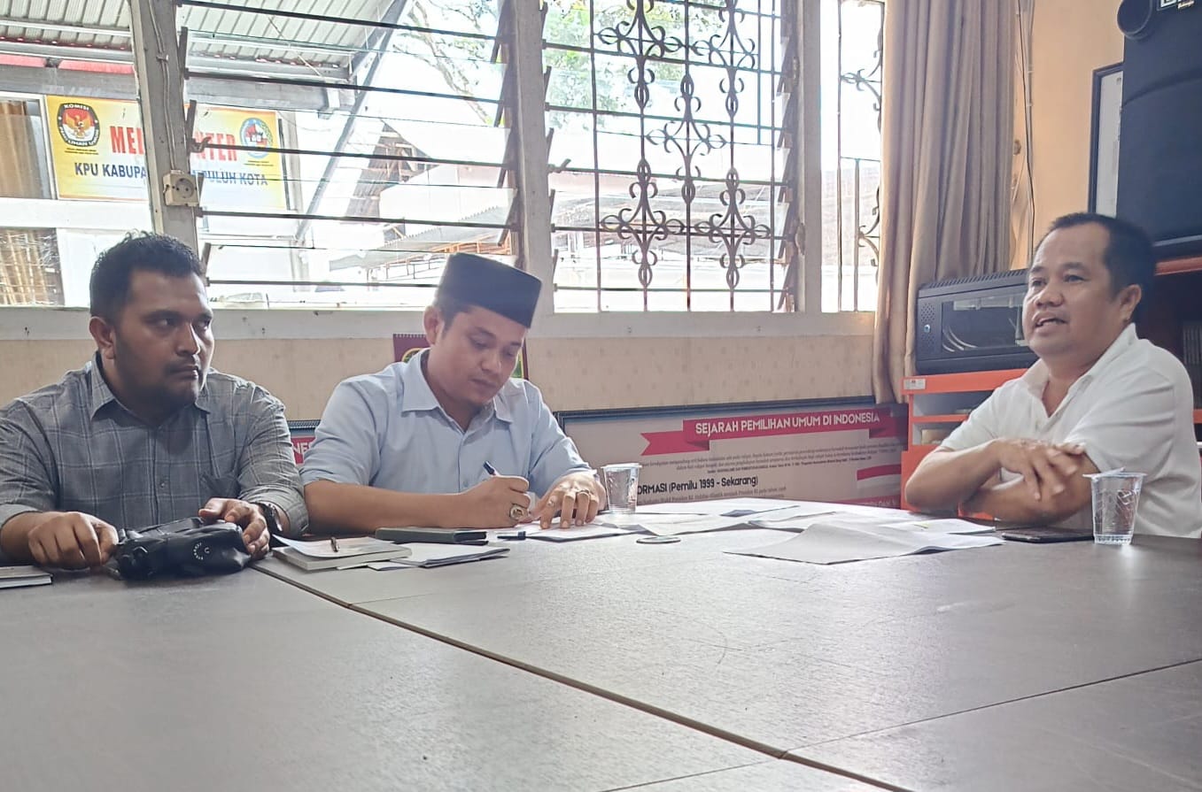 Bakal Calon Bupati  Ferizal Ridwan mendatangi kantor KPU  Kabupaten Limapuluh Kota, Selasa sore (7/5/2024). 